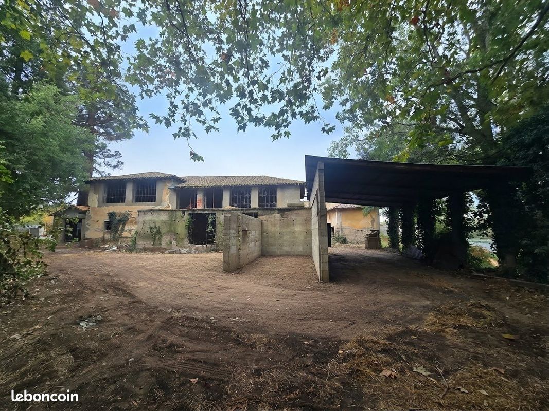 Maison 3 pièces 215 m² · à Guéreins · 215 m² · 190 000 €