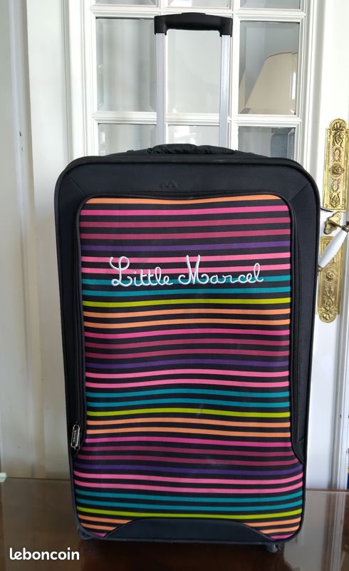 VALISE SOUPLE - GRAND MODELE 80x44x28 - MARQUE LITTLE MARCEL - A ROULETTES ET POIGNEE RETRACTABLE – GRANDES POCHES INTERIEUR ET EXTERIEUR – PARFAIT ETAT (image 1)