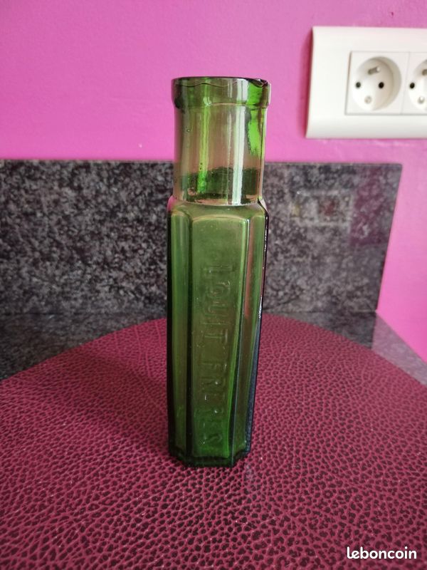 Ancien flacon Louit Frères en verre vert, belle forme publicitaire, marquage moulé. Bel état général, quelques traces du temps. Hauteur 17 cm, largeur 4,5 cm. Objet de collection (image 1)