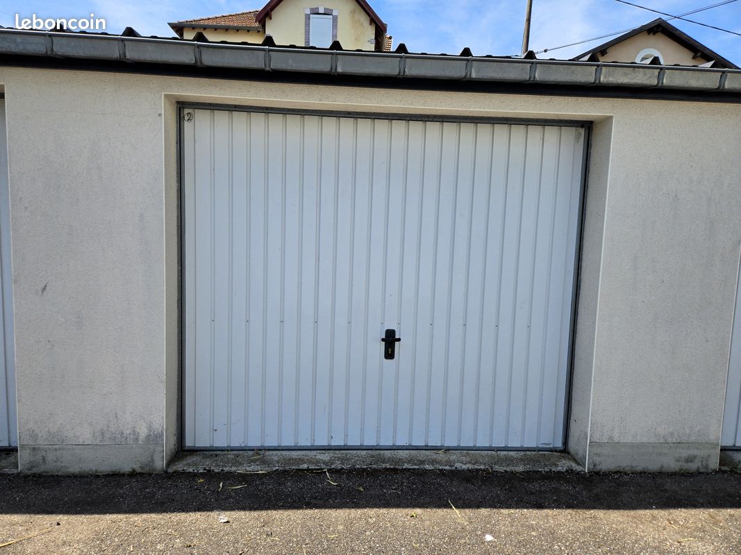 Garage ou box fermé à louer- quartier calme · à Saint-Mihiel · 55 €