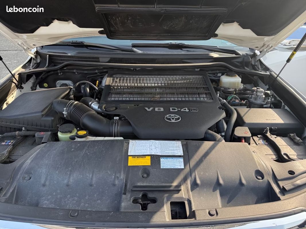 Toyota Land Cruiser VDJ 200 4.5D-4D V8 272CH Executive - Suivi Toyota - 4X4 - Régulateur - BVA - Toit Ouvrant - Attelage - Echappement Sport - Sièges Chauffant / Ventilés - 135000KM (image 10)