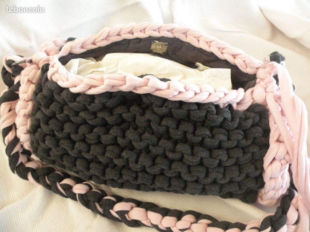 Sac à main noir et rose en trapilho (image 1)