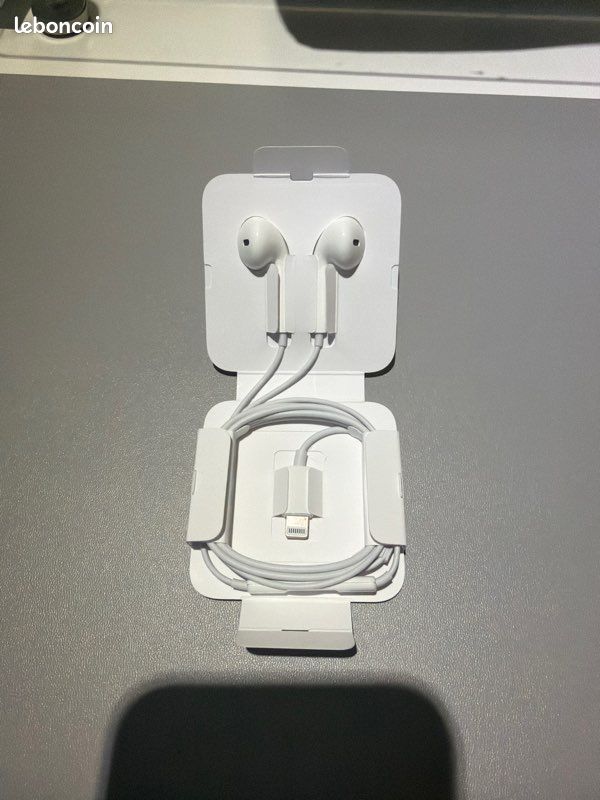 Écouteurs Apple EarPods Lightning – Neufs jamais utilisés (image 2)