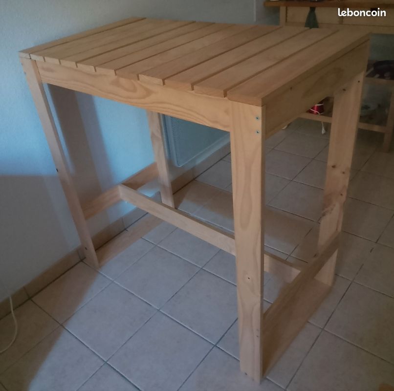 Table haute en bois (image 1)
