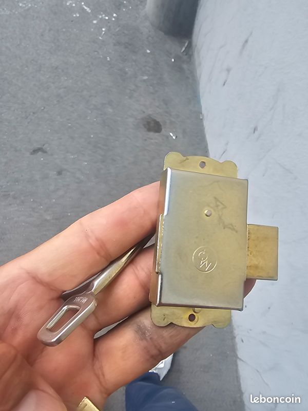 Serrure de Meuble en Applique pour Porte d'Ameublement (image 1)