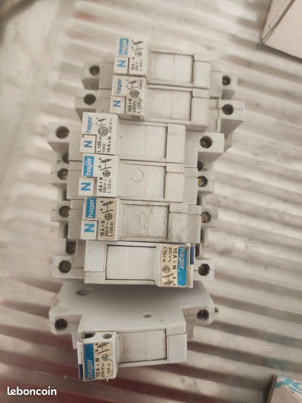 Disjoncteur électrique et porte de fusible (image 7)
