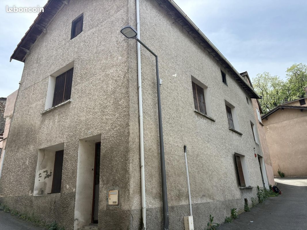 Maison 5 pièces 98 m² · à Auberives-sur-Varèze · 98 m² · 99 000 €