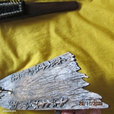 Brosse à vêtements sur support bois, bon état (image 7)