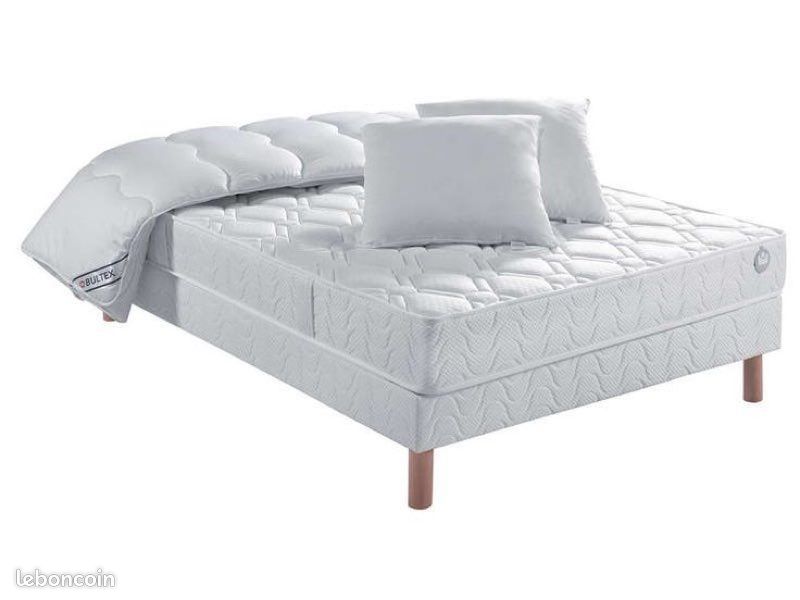 NEUF Ensemble lit sommier + matelas + pieds + couette + oreillers (image 1)