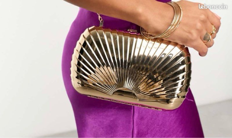 Pochette rigide en métal texturé couleur dorée pour femme idéale