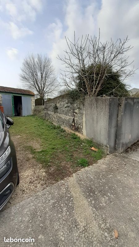 Terrain constructible 667m2 à Saintes · 65 000 €