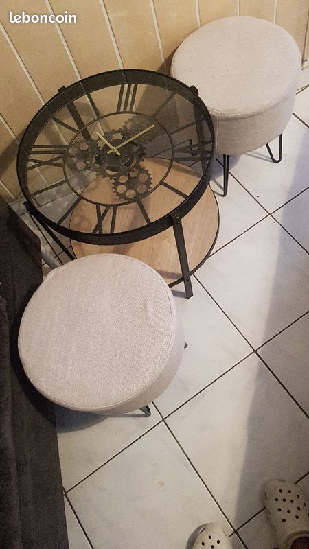 Table + 2 poufs (image 1)