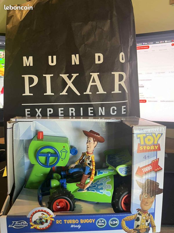 Jada RC Toy Story – Buggy Télécommandé 1:24 Avec Figurine Woody, Pour Enfants Dès 4 Ans