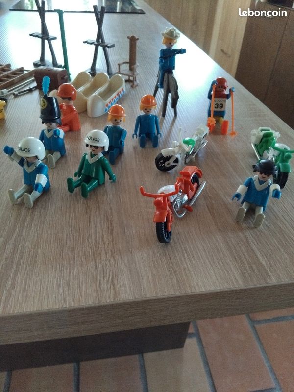 Rare figurine Playmobil vintage homme avec tenue verte et