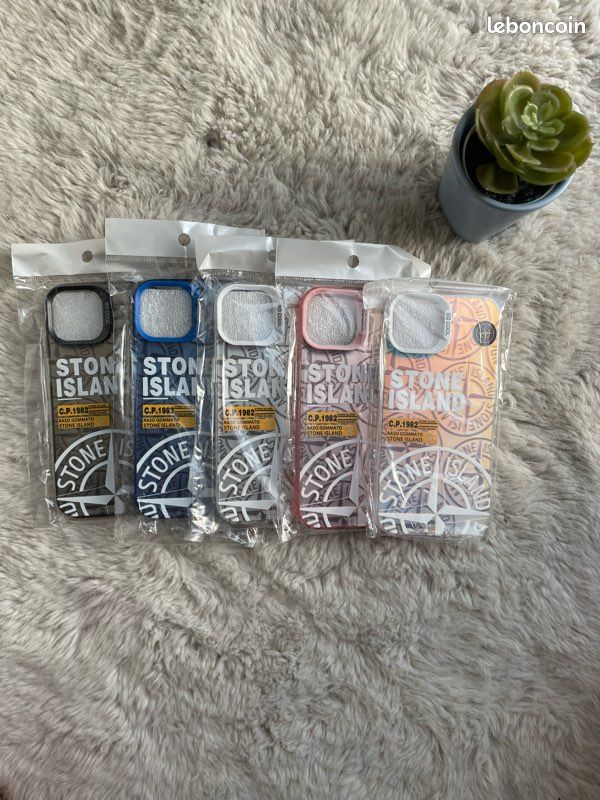 Coque Stone Island Premium Pour IPhone 15 - Blanche, Finition Mate Anti-choc - TPU Souple Et Léger - Design Sobre Et Qualitatif