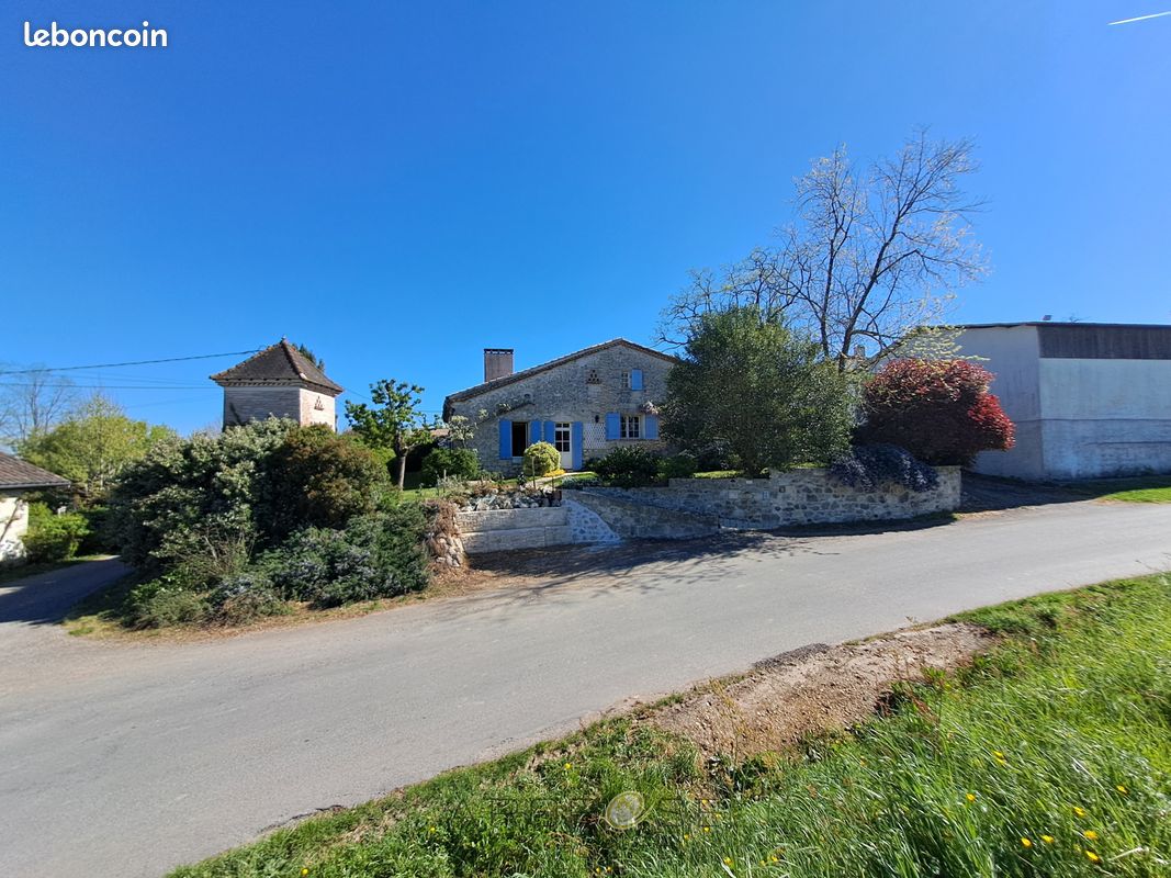 Maison 9 pièces 280 m² · à Aiguillon · 280 m² · 210 000 €
