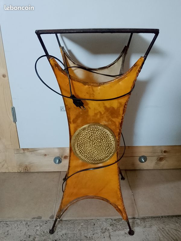 Lampe vintage en cuir tendu sur structure métal – H 68 cm (image 1)