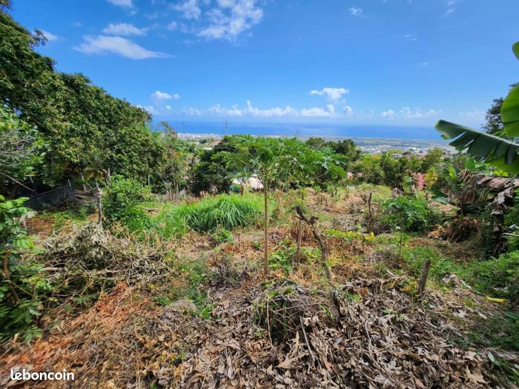 Terrain 1940 m² · à Saint-Denis · 323 000 €