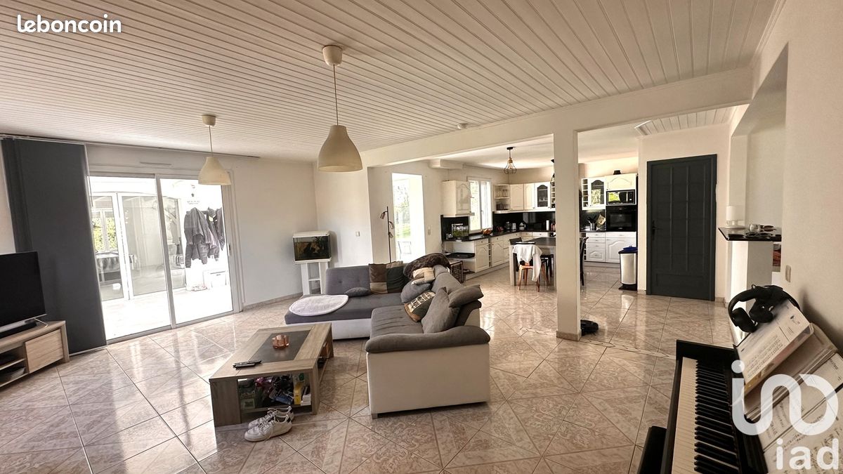 Maison 8 pièces 239 m² · à Sainte-Colombe · 239 m² · 254 000 €