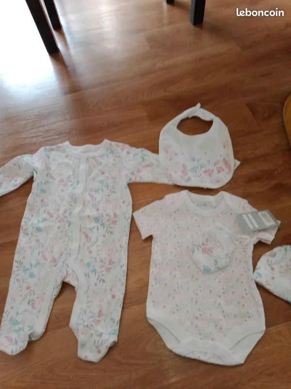 Ensemble 5 pièces neuf taille 0-3mois (image 1)