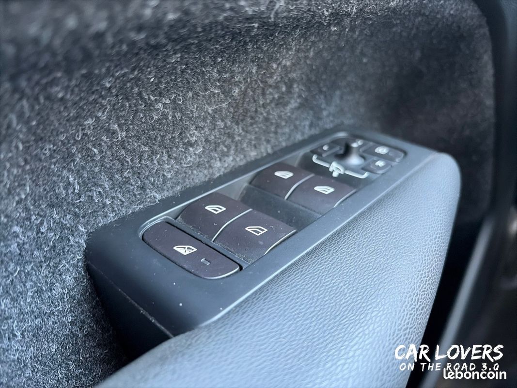 VOLVO XC40 D3 AdBlue 150 ch Geartronic 8 Momentum (image 16)
