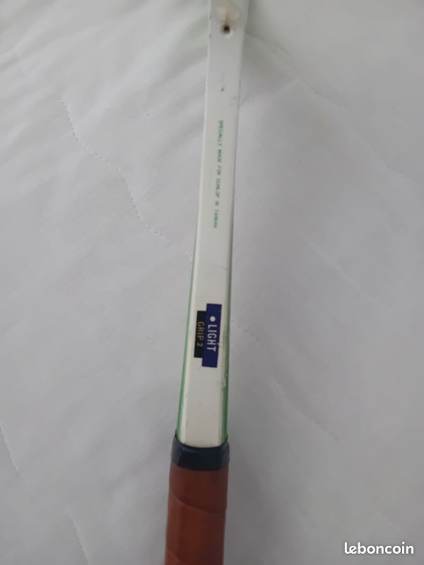 Raquette de Tennis - Modèle ,, DUNLOP CLUB " - Modèle mythique ( 1970 - 1980) - Cordage et Grip d'origine - Très bon état / Design distinctif : blanc et vert / Dimensions : 69 x 23 cm (image 7)