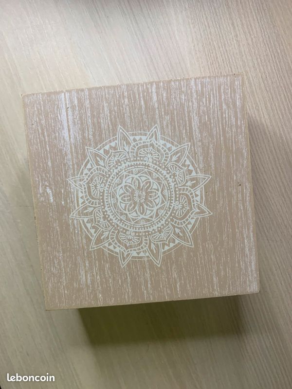 Boîte en bois (image 1)