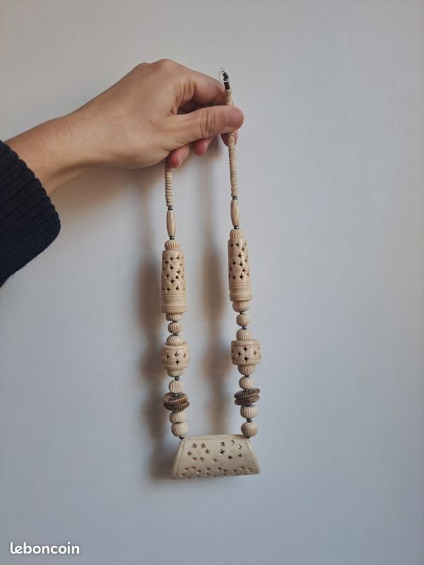Collier ancien en os ou corne gravé (image 1)