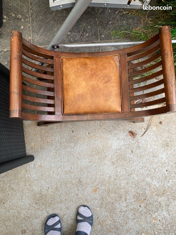 Siège ancien en bois et cuir (image 3)