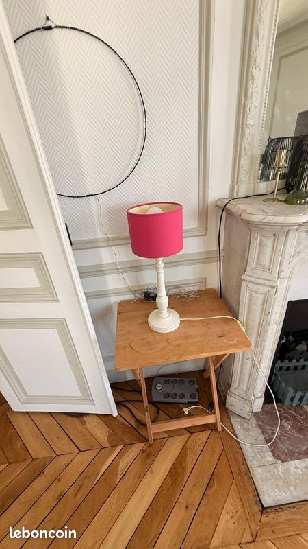 Petite table d'appoint (image 1)
