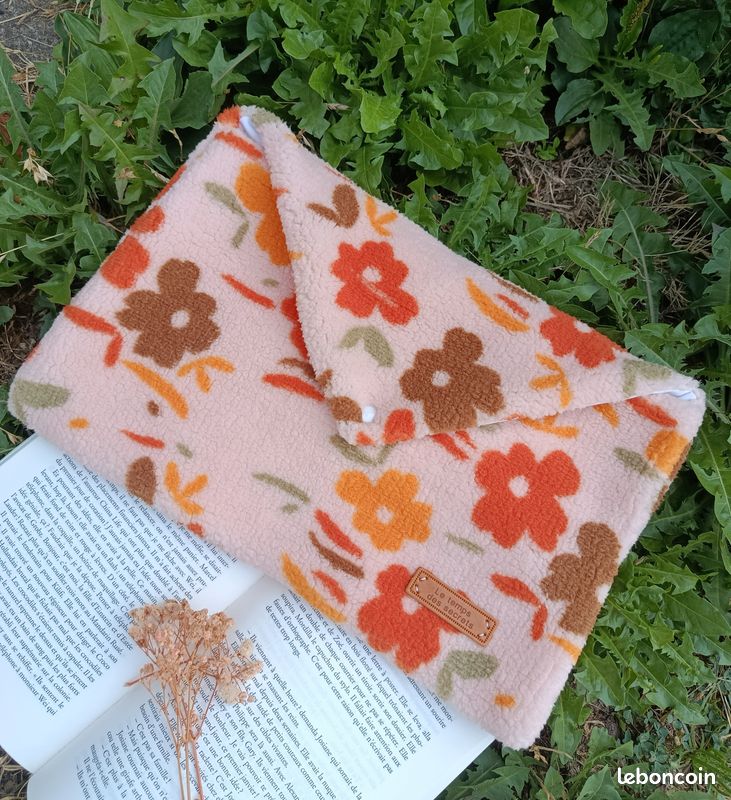 Pochette à livre ou à tablette en sherpa fleuri.fait main (image 5)