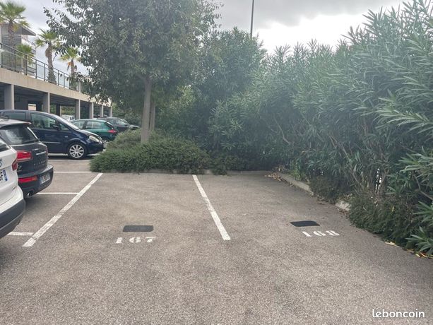Place de parking sécurisé face à carrefour market