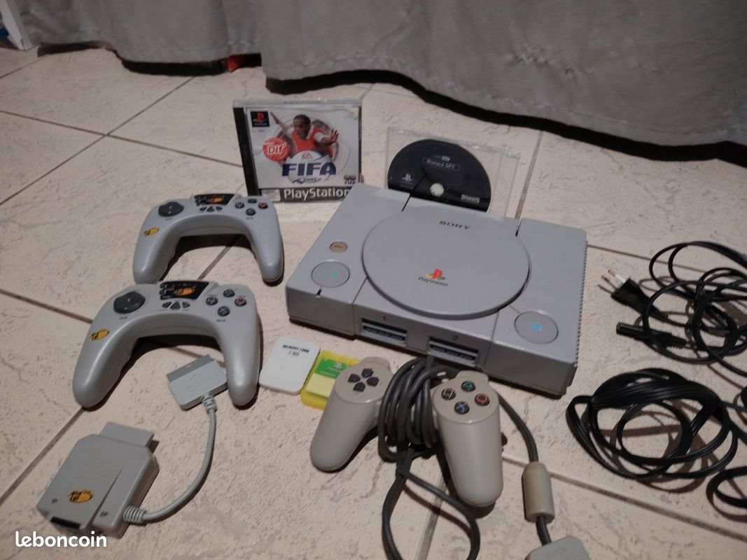 Playstation 1 Sony avec manettes câble carte mémoire et 2 jeux (image 2)