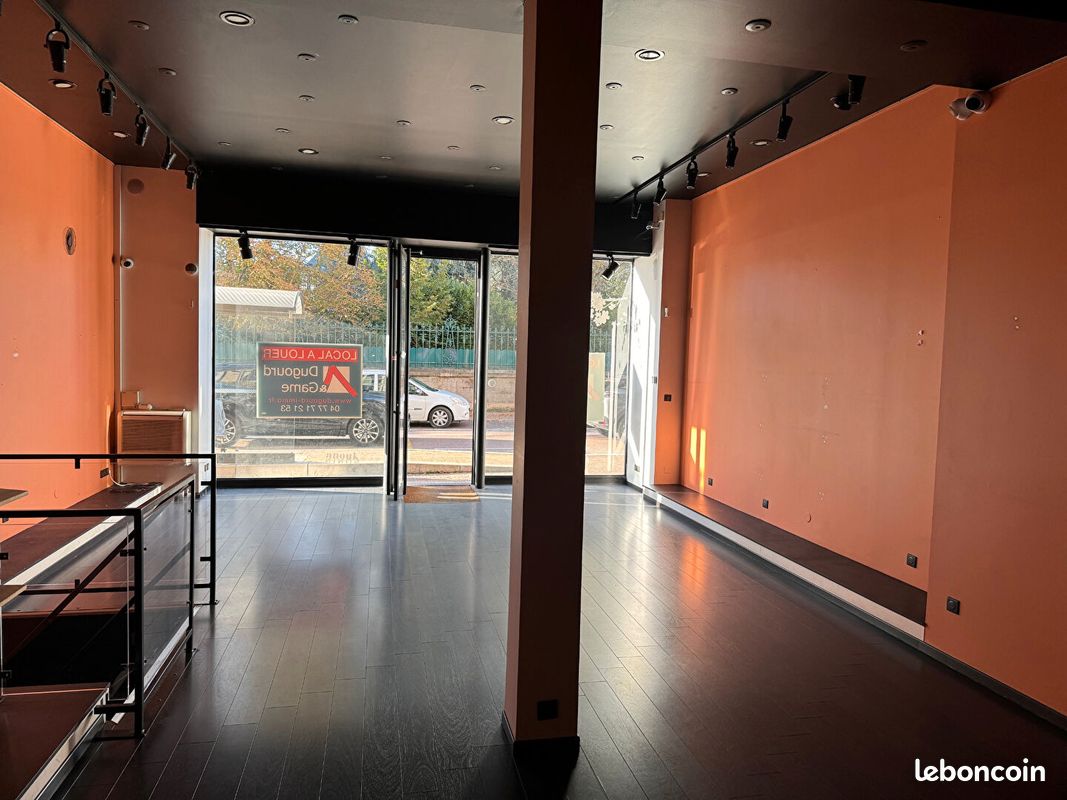 Local commercial 82 m² ROANNE (image 2)