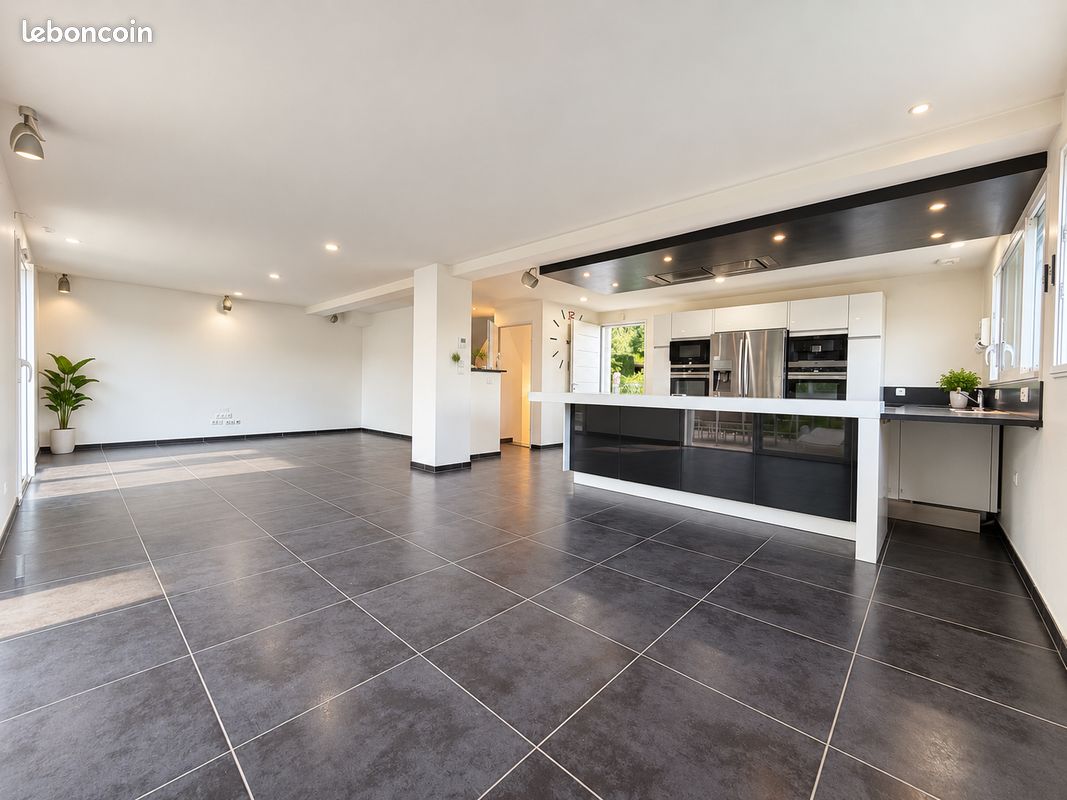 Maison 6 pièces 180 m² · à Monnetier-Mornex · 180 m² · 585 000 €