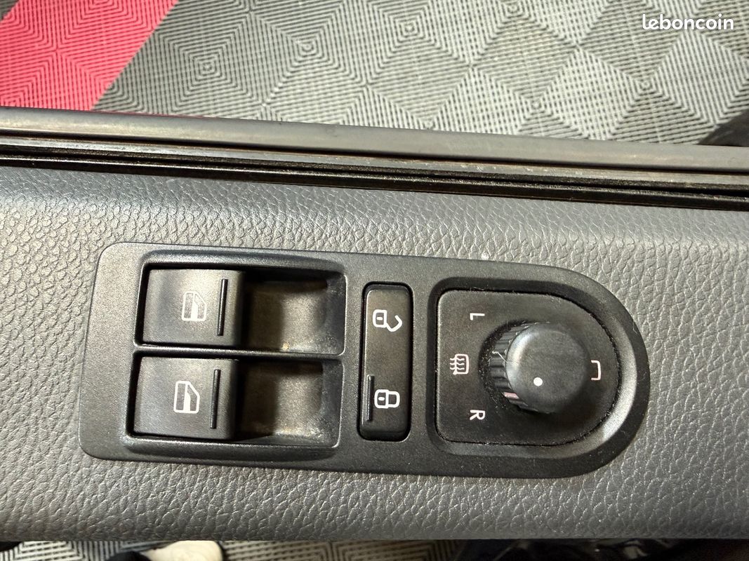 VOLKSWAGEN TRANSPORTER COMBI 2.0 BiTDI 180 FAP Court 9pl (image 23)