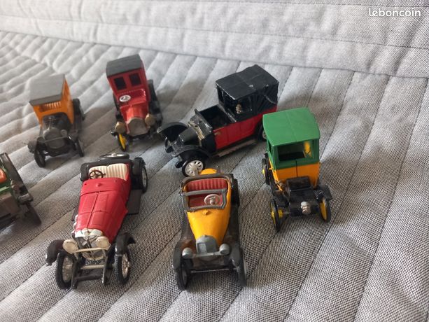 Lot de 13 voitures Miniatures anciennes (Tacots) dans leur boîte
