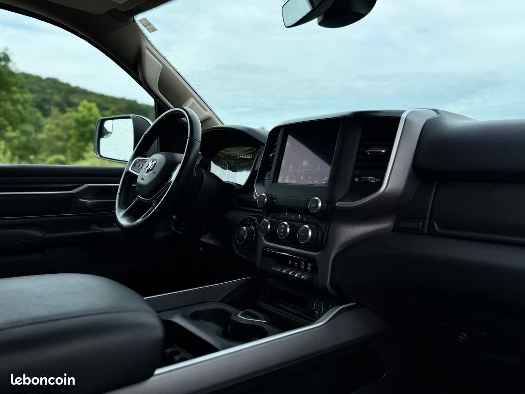 Dodge RAM 1500 Big Horn 5.7 HEMI 401 ch 4x4 – Uconnect – Caméras AV/AR – Attelage (image 20)