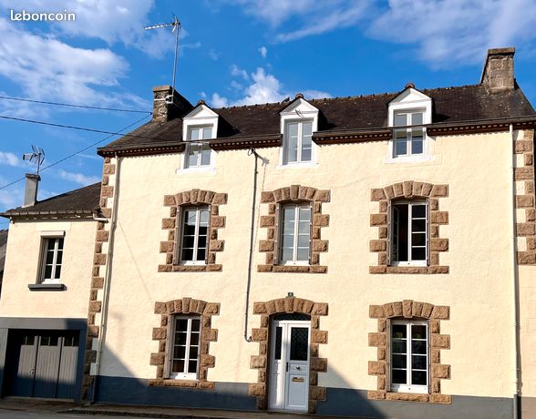Belle maison de 5 chambres et 3 salles de bains avec vue sur l'église et accès privé au canal de Nantes à Brest