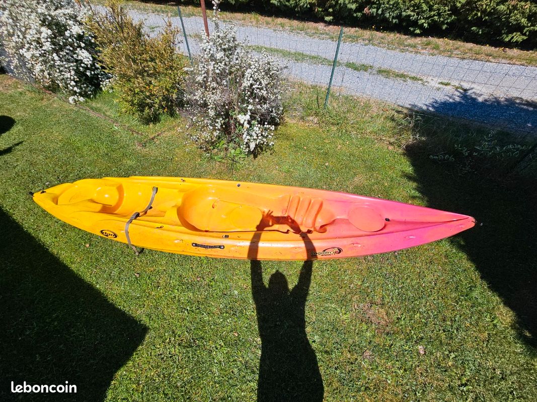 Ensemble de kayak en plastique 3 pièces – Modèle de canoë de 19,4 cm avec pagaies et gilets de sauvetage pour décoration de course d'aviron