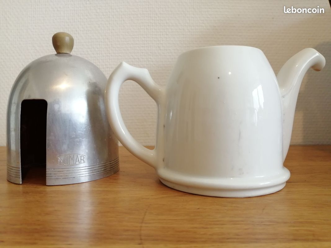 Théière Ancienne En Porcelaine Blanche – Marque Nomar (années 1970)