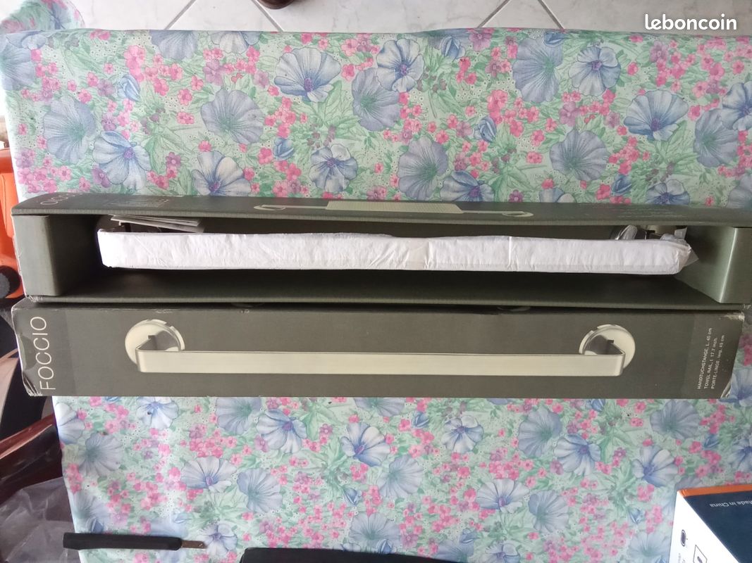 Porte serviette mural en inox (image 1)