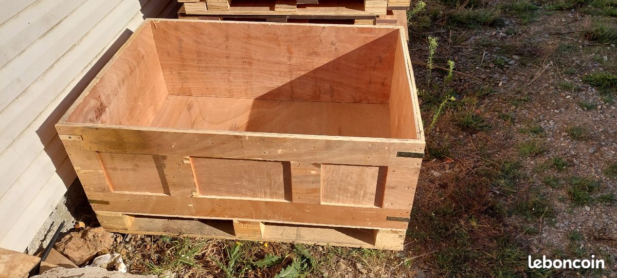 Caisse en bois sur palette (image 1)