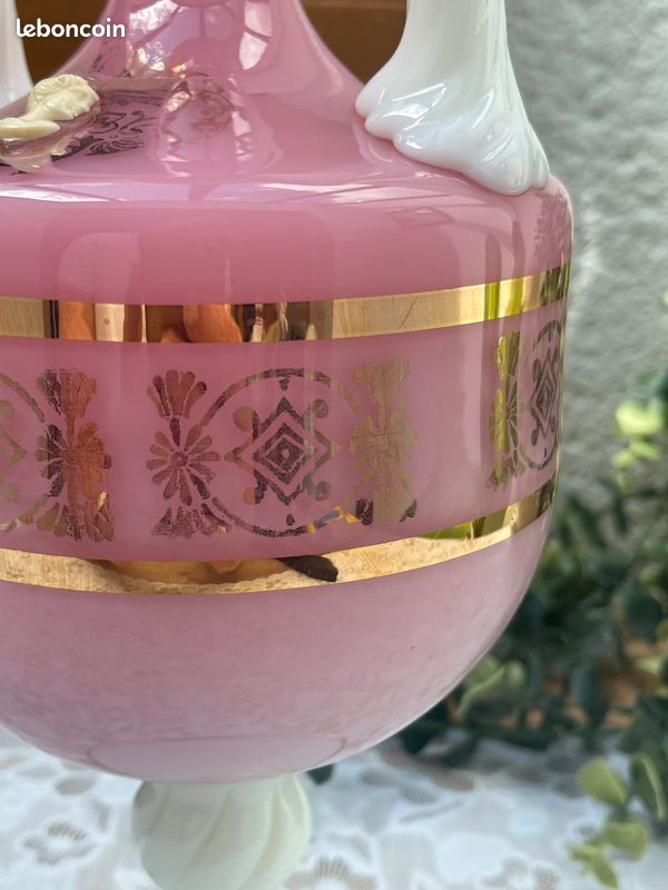 Grand Vase Décoratif En Verre Opaline Rose – Camées Et Dorures Vintage