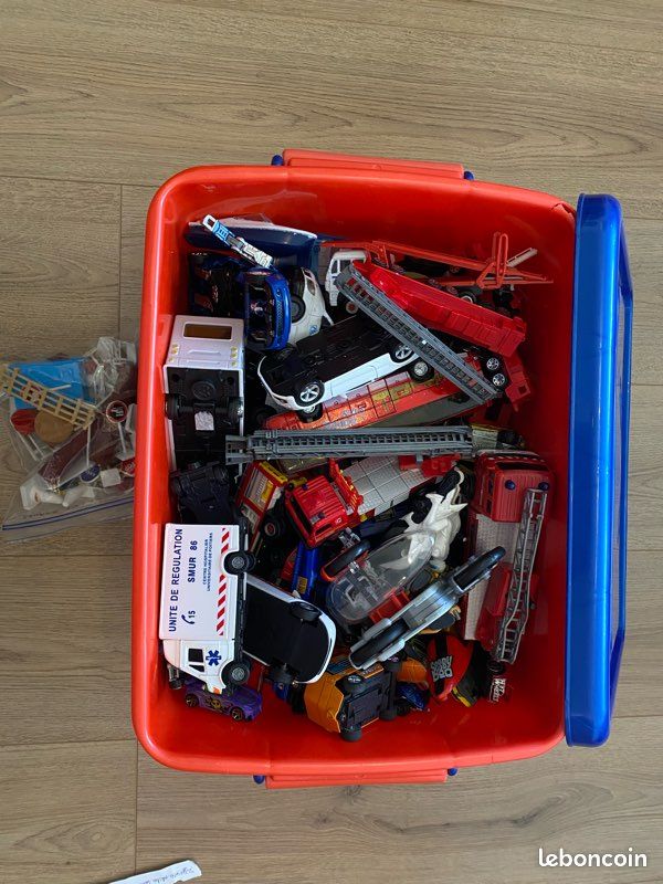 Différentes petites voitures, camions, avions, bateaux… (Hot Wheels…) (image 1)