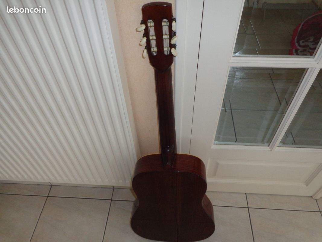 Guitar (image 3)