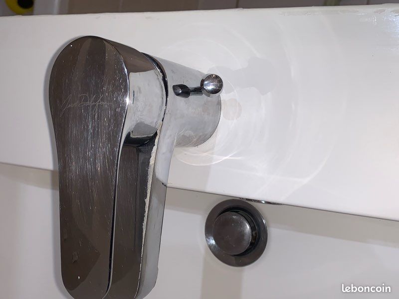Ensemble de salle de bain avec miroir, vasque, robinet, éclairage intégré et espace de rangement (image 11)