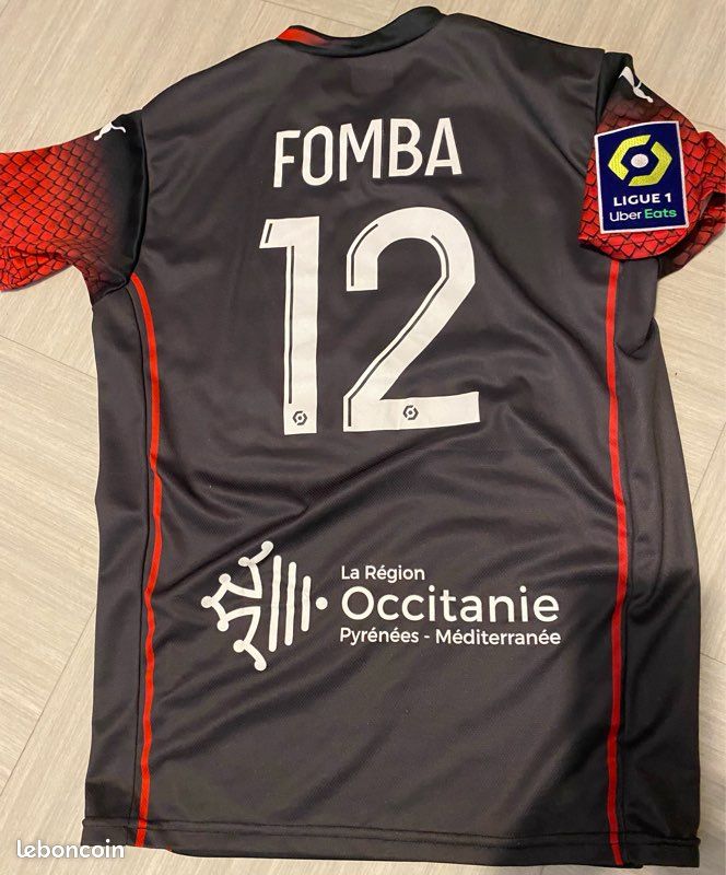Le Nimes Olympique lance un maillot en faveur du CHU de la ville