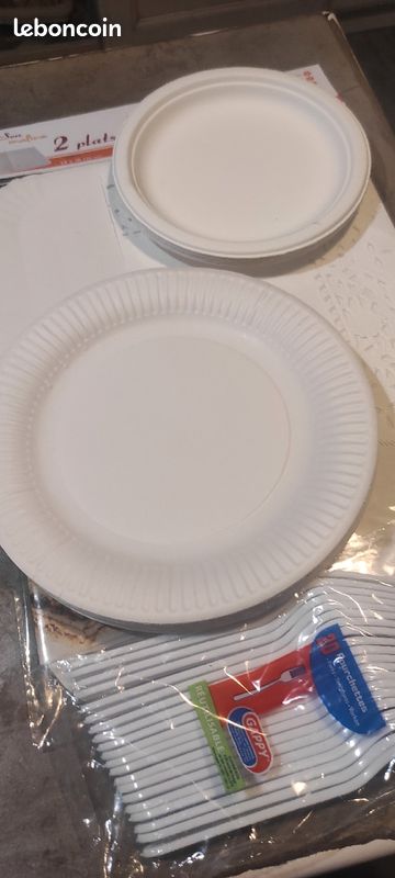 2 plats a pâtisserie cartonné neufs + une trentaine d'assiettes carton et 20 fourchettes plastique (image 2)