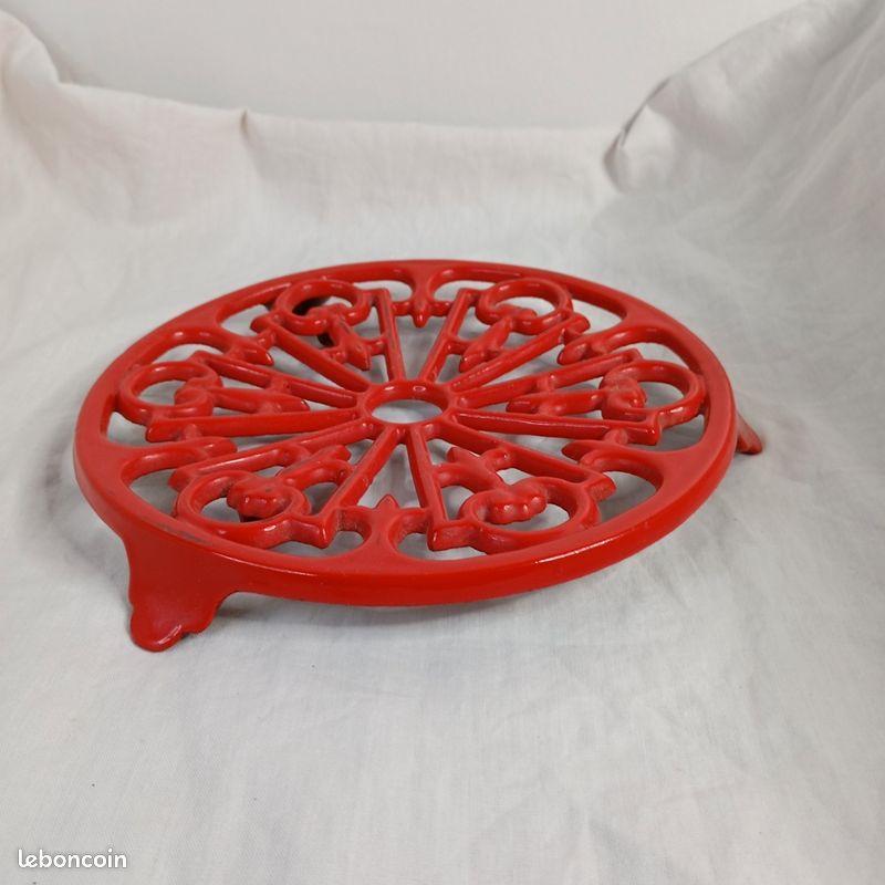 Dessous de plat rouge en fonte émaillée - Arts de la table